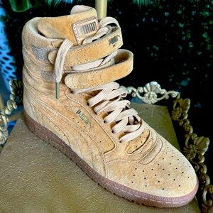 Never worn Size 7.5 women’s puma high top tan and gold sneaker